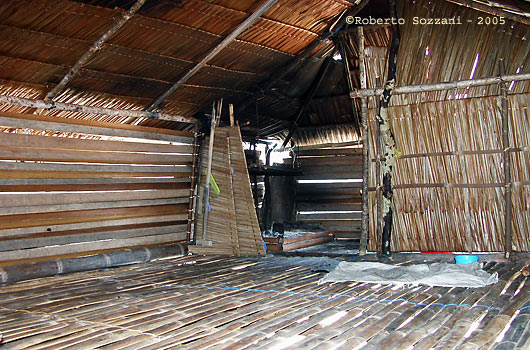 Walea island - Il povero interno di una capanna - The poor inside of a hut