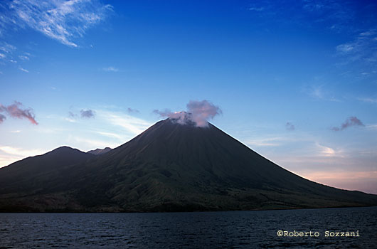 Il vulcano di Sangeang, Sangeang volcano