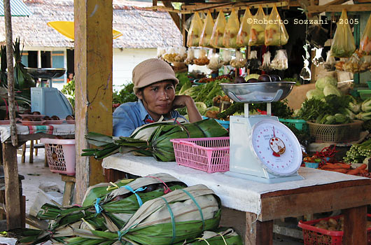 Walea island - Un mercatino sulla strada per Walea - A fruit market on the way to Walea
